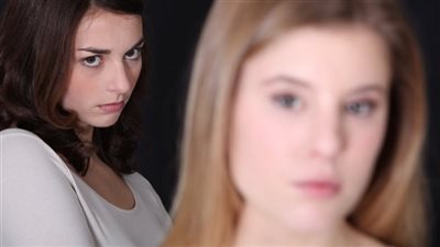 تقول : كانت شقيقة زوجي تجلس في بيتنا بسبب خلافها  مع زوجها ..