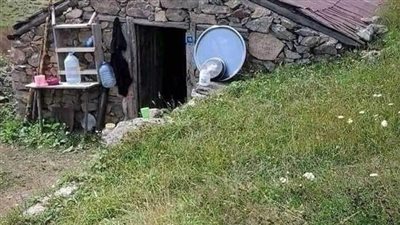 حكاية كان يعيش في كوخ في الحقول بسبب فقره الشديد