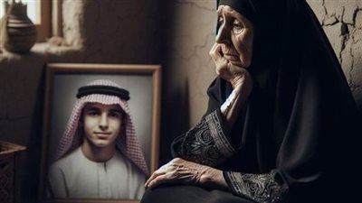 أمرأة تقف لتتسول أمام باب كنيسة،