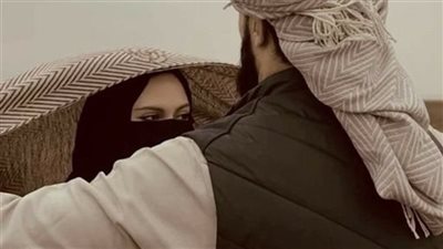 تزوّجَها وكشف عن وجْهِها