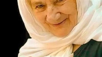 تبدأ الحكايه عندما لاحظ أحد العمال في موقع بناء قطه