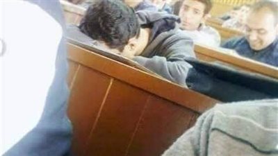 طالب في جامعة كولومبيا نام في محاضرة رياضيات