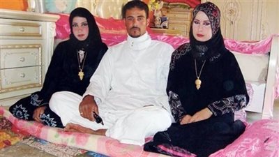 يحكى ان رجل تزوج امرأتين