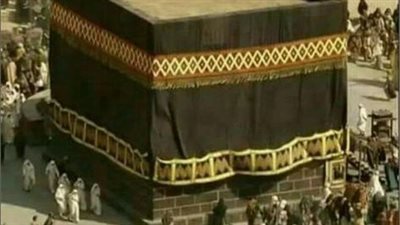 عن مالك بن دينار قال ‏بينما انا أطوف بالبيت الحړام وقد أعجبني كثرة الحجاج والمعتمرين