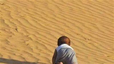 قصة ﻛﺎﻧﺖ ﻋﺎﺋﻠﺔ ﺗﻘﻮﻡ ﺑﺮﺣﻠﺔ ﺑﺮﻳﺔ ﻭﺃﺛﻨﺎﺀ ﺟﻠﻮﺳﻬﺎ اته اليهم طفل