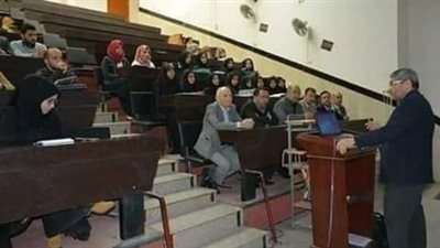 قصة نقاش بين أستاذ وفتاة في احدى الجامعات