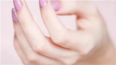  حيل منزلية ذكية لتطبيق طلاء الأظافر