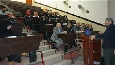نقاش بين أستاذ وفتاة في احدى الجامعات قالت