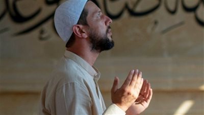 قصة رجل لا يصلي سأل رجل يصلي
