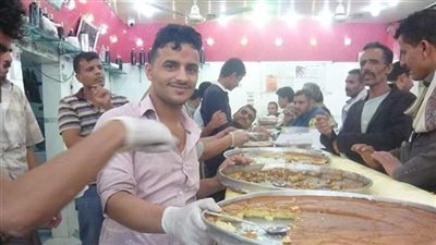قصة كان يعمل شابا في محل لبيع الحلويات الشعبية