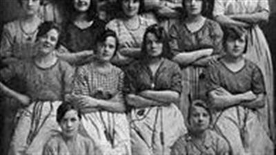 إلتقط الصورة في عام 1900 وهي تضم 15 فتاة